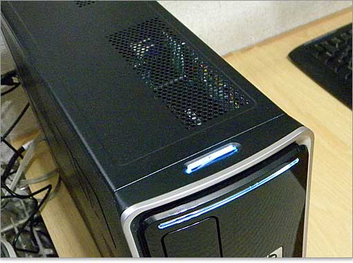 通気口真下には、縦置きに設置されたハードディスク