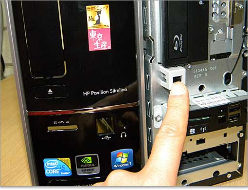 外したフロントパネルを横に置いて、比較しながら見ていきます。