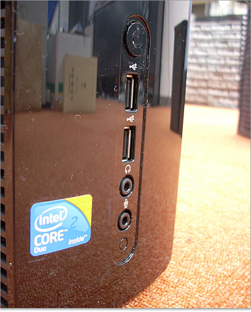 電源ボタンとUSB端子が2つ。ヘッドフォン端子とマイク端子があります。Core 2 Duoを搭載しているので、ブランドシール