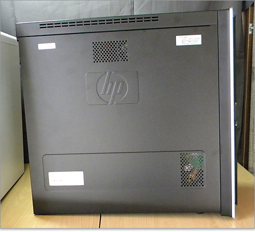 通気口がないパターンが多いのですが、このモデルは3箇所設けてあります。流石にエアーフローを豪語