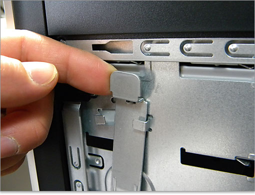 レバーを持ち上げて左へ移動させます。