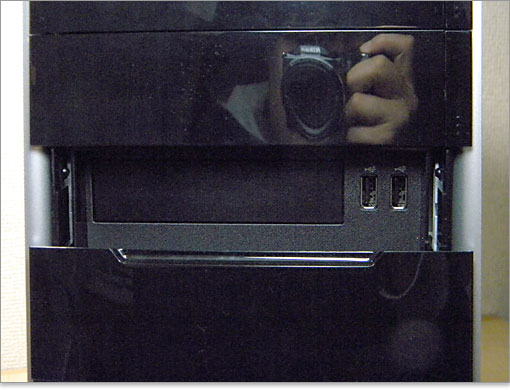 光学ドライブの下には、スライドドア奥にある3.5インチベイ。