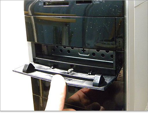 パネルを開くとこんな感じ。ブルーレイドライブが欲しくなったら