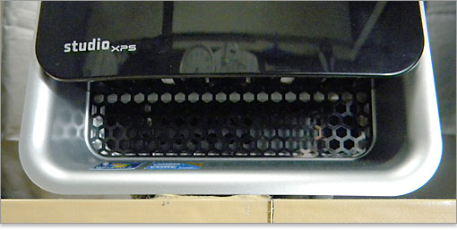 Studio XPS 8000はATXシャーシです。大掛かりなデザインのわりに、ファンが付くほどの通気口ではありません。