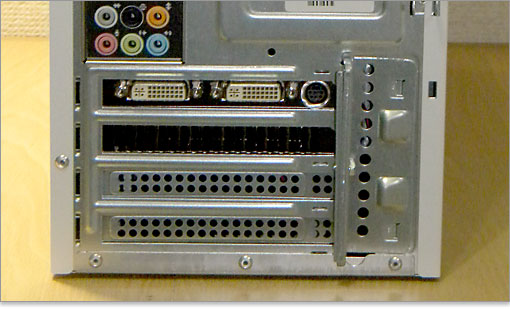 PCI Express ×16が1つ、PCI Express ×1が2つ、PCI が1つ。