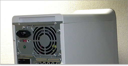 窪んだ取っ手が施されています。マニュアルを見るとリフトポイントというそうな。