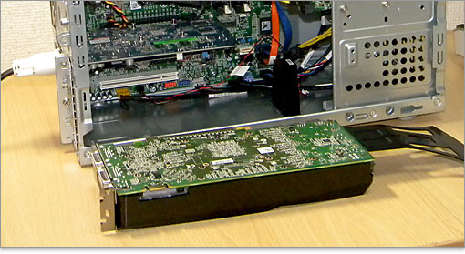 今回のGeForce GTX 260は厚みがあるので、2スロット分占拠します。