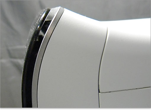 フロント頂上部が反り上がったデザイン。