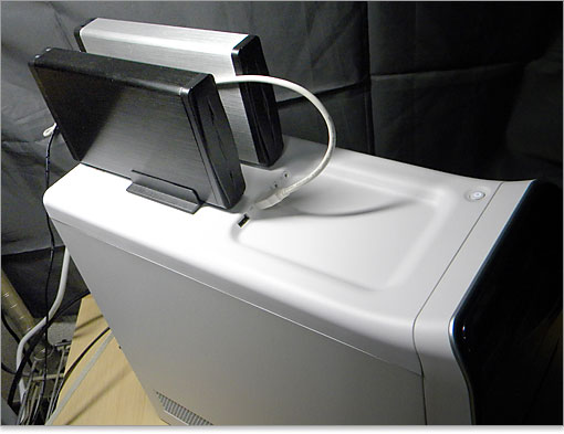 に外付けHDDをメディアトレイ内に