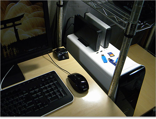 スクより一段下がった台にStudio XPS 8000を置いています。