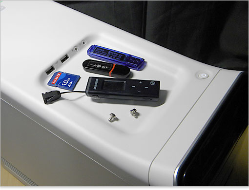 Studio XPS 8000の前面上部にメディアカー