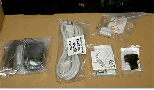 電源ケーブルの３つ又から２つ又への変換プラグ、VGA変換プラグ、HDMI変換プラグがあります。