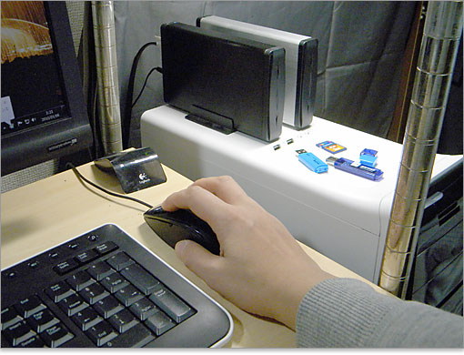 手短にアクセスできます。よく使うUSBメモリは常駐させてあるので、探し出す手間が省けています。