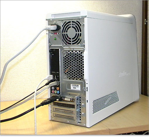 電源ケーブル、マウスとキーボード、モニタ出力ケーブル（今回はHDMI）、LANケーブルを接続するだけ。
