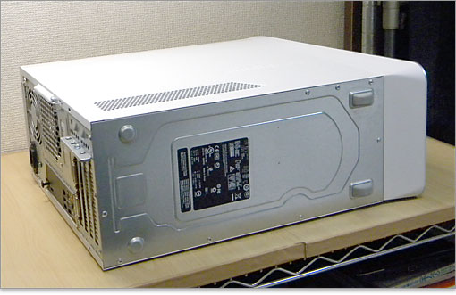 斜め角度から底面を見る。