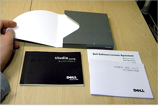 なかを開けると、マニュアル書（セットアップガイド）とライセンス事項・