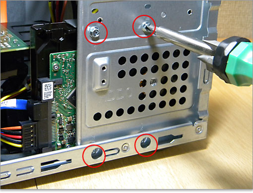 HDDの取り外しは4箇所のネジを外す