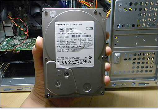 HDDには自作ユーザーに定評のあるHITACHI製が採用