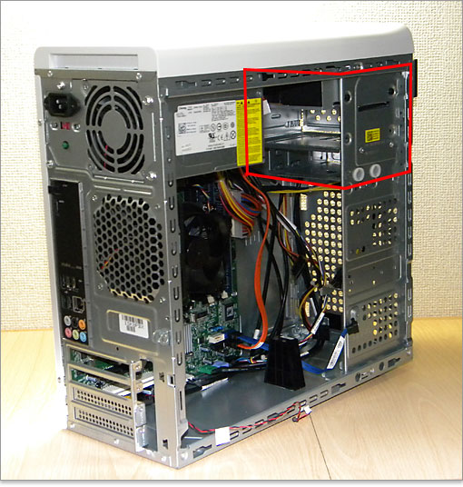 光学ドライブベイ2つと3.5インチベイ1つです。