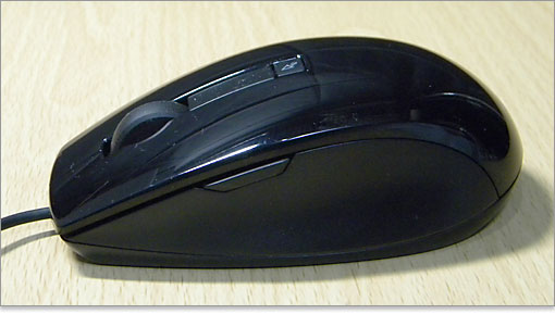 側面は非光沢のブラックです。このレーザーマウスは多機能ボタン付き