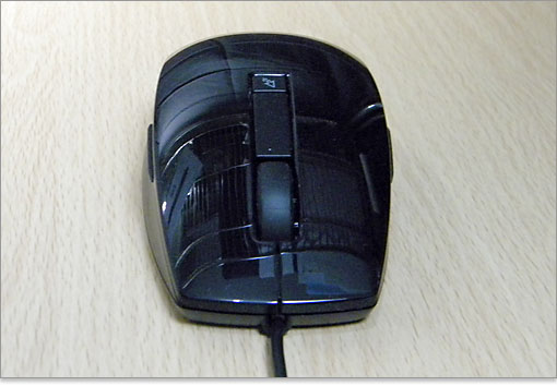 左ボタンはボディと一枚板になっています。