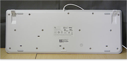 底面の様子。滑り止めゴムは4箇所設置されています。（スタンドを含めば6箇所。）