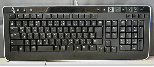 8000の本体同様、黒と白の2トーンカラー