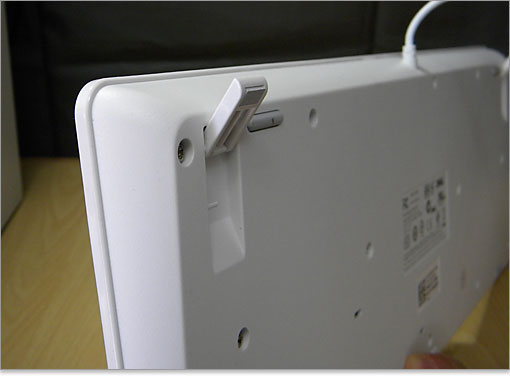 折りたたみ可能なスタンド足。