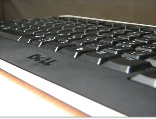 一見、ノートパソコンのような打鍵感と思いきや、キーストロークは深めで違和感を感じます。ノートパソコンなら支柱構造のパンタグラ