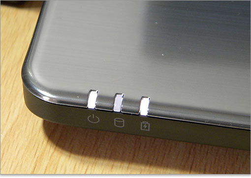 デルの低価格ノートでは省略傾向にあったアクティビティ・ライト