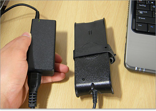 ACアダプタと比べても、非常にコンパクト。