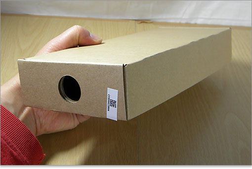 電源コードが入った小箱を開けます。