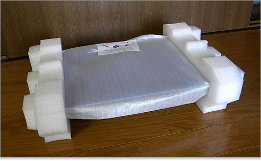 緩衝材がはめられています。