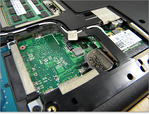 Inspiron 15のマザーボードの一部が見えます。