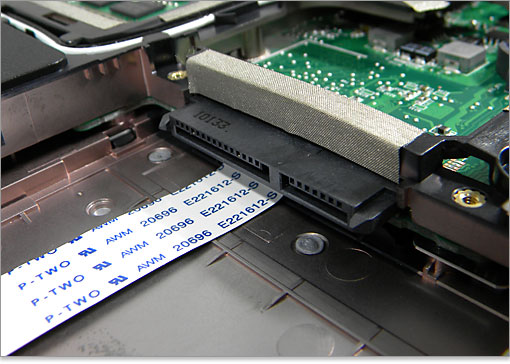 HDD用SATAコネクタと電源コネクタ。