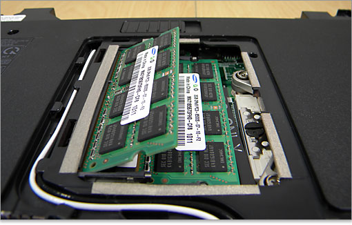 スロットに合わせて斜めに差し込みます