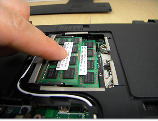 押さえこんで水平にします。