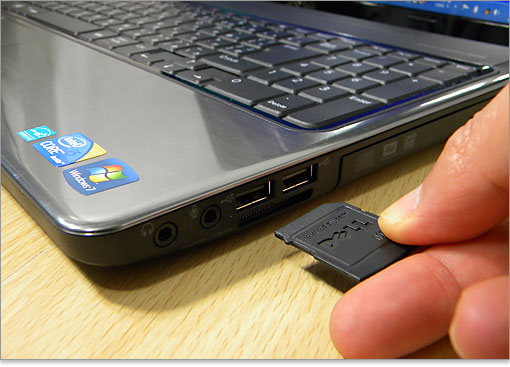 USB端子の下には、7規格対応のメモリカードスロットを装備