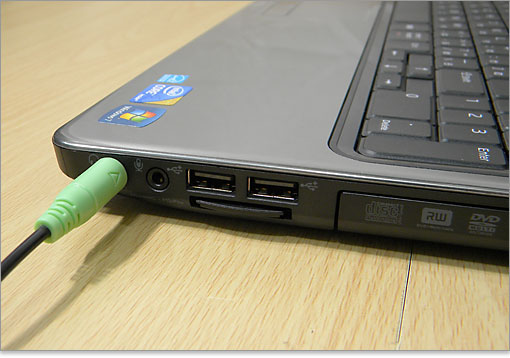 ヘッドフォン端子につないだ様子