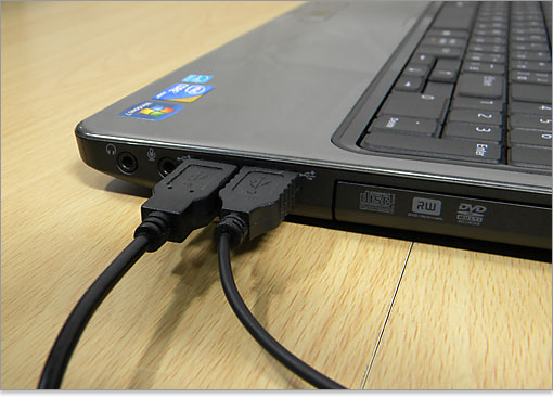 USB端子は2つ横並びに配置