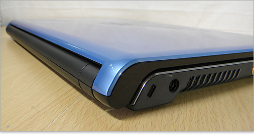 板のカラーがヒンジの上部まで延びています。