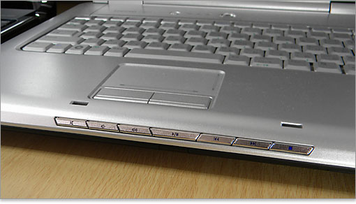 パームレストと比較。こちらはただのシルバーペイント