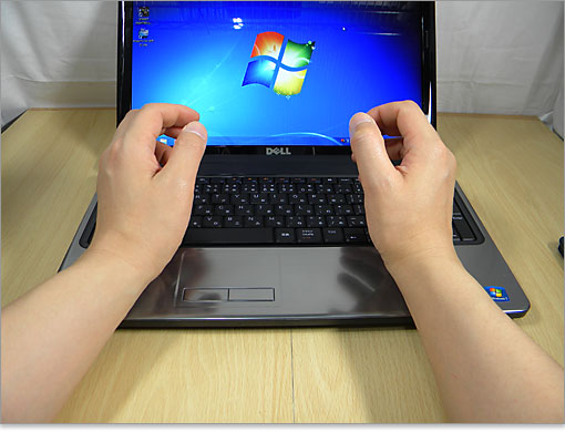 両手を置いた様子。