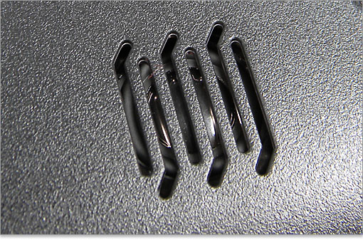 スピーカーコーンが見えます。