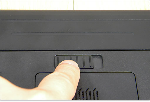 バッテリーをロックしているラッチ。