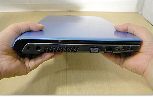 左側面。Inspiron 15の厚み。