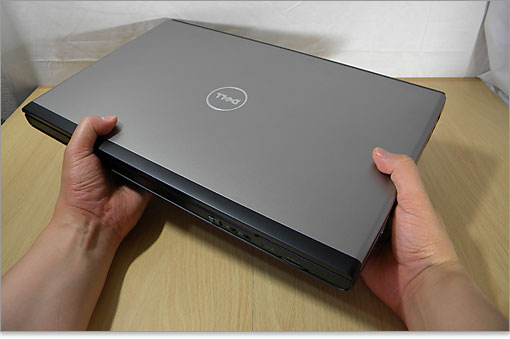 前面の厚みは27mmほど。幅は410mm。