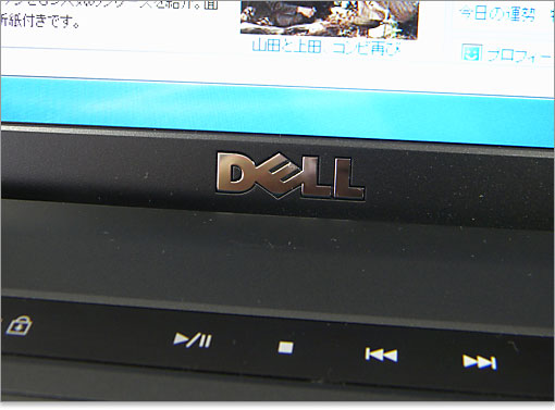 DELLロゴ。溝のなかに埋め込まれた処理がされています。取って付けたようなロゴではありません。