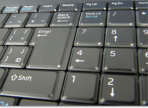 テンキーの間には、しっかりと溝による間隔があるの