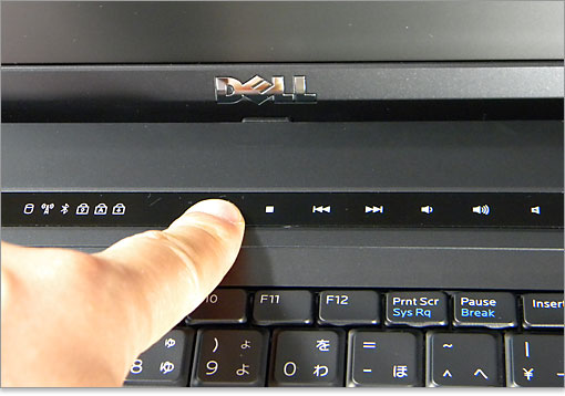 タッチセンサー式。凹凸が無いので操作感